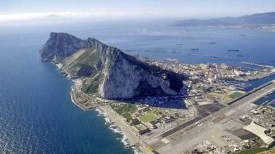 Panorámica desde el lado español del enclave británico de Gibraltar y su famoso peñón.