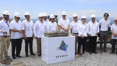 Acto. Las autoridades e inversionistas cuando colocaban el primer bloque del proyecto que finalizará a inicios del próximo año. Fotos: Moisés Valenzuela.