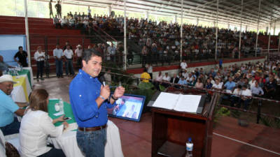 El presidenciable del Partido Nacional, Juan Orlando Hernández, durante su reunión con los agricultores.