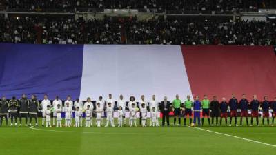 Previo al inicio, ambos planteles rindieron un emotivo homenaje por los atentados de París.