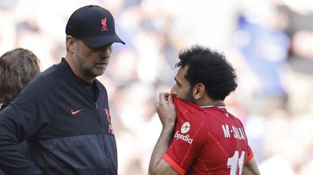 Mohamed Salah conversando con Jürgen Klopp antes de abandonar el terreno de las acciones.