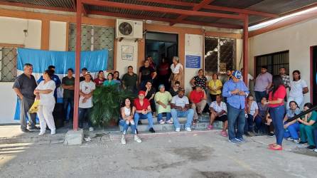 Personal del hospital Leonardo Martínez Valenzuela durante la asamblea informativa de este martes.