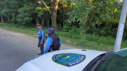 Dos agentes de la Policía Nacional en el Segundo Anillo de San Pedro Sula.