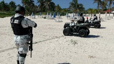 Agentes de la Guardia Nacional patrullan las playas del Caribe mexicano tras los recientes hechos de violencia.