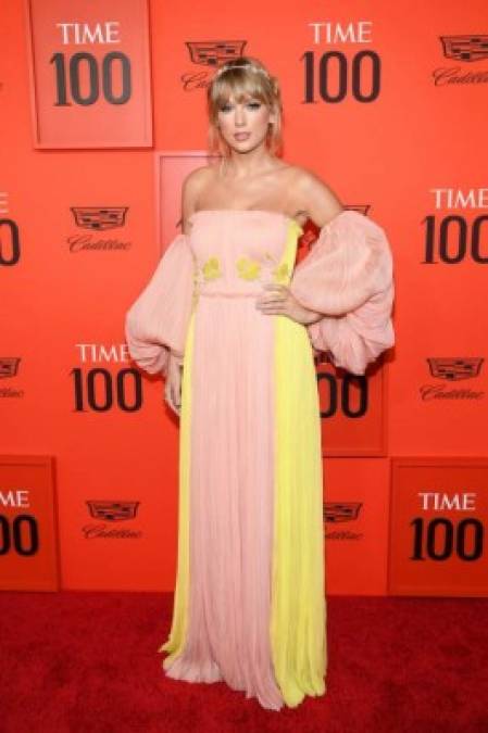 Siguiendo con su nueva estética en colores pastel, Taylor Swift eligió un vestido rosa y amarillo de J. Mendel con mangas abullonadas y una diadema de flores.<br/>