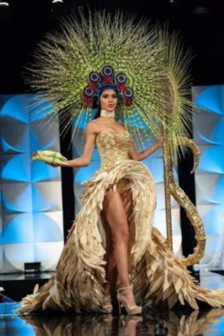 Miss Honduras Rosemary Arauz lució una vestimenta inspirada en el maíz, uno de los alimentos por excelencia en la cultura hondureña.<br/><br/>MÁS FOTOS: <a href='https://www.laprensa.hn/fotogalerias/farandula/1340379-411/miss-universo-rosemary-arauz-miss-honduras-y-las-bellezas-centroamericanas-en-desfiles' style='color:red;text-decoration:underline' target='_blank'> Así lucieron todas las bellezas centroamericanas en desfiles preliminares del Miss Universo 2019</a>