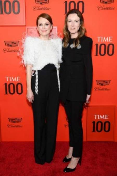 Julianne Moore posó con la diseñadora de Givenchy, Clare Waight Keller, quien fue honrada en el evento. La actriz llevaba un top de plumas blanco con detalles de flecos y pantalones negros de Waight Keller.<br/>