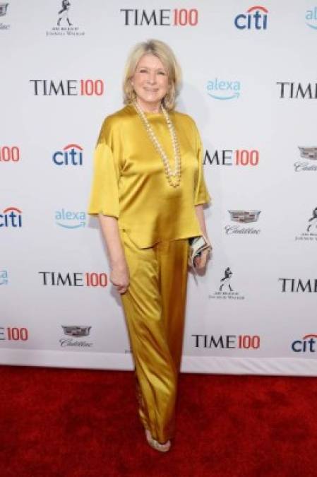 Martha Stewart optó por la comodidad y el estilo con un top amarillo de seda y pantalones a juego.<br/>