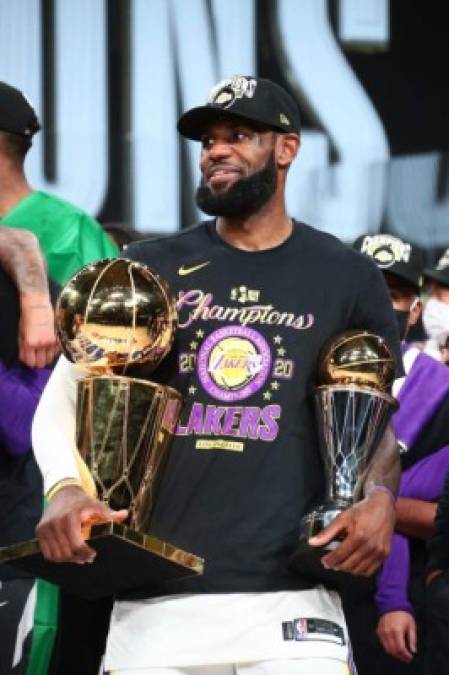 Tras levantar su primer título de la NBA con Los Angeles Lakers, LeBron James fue reconocido el domingo con el premio al Jugador Más Valioso (MVP) de las Finales por cuarta vez en su carrera.