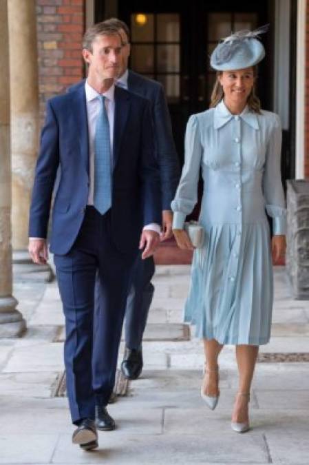 Pippa Middleton, que se ha caracterizado por combinar con su hermana, se ha distanciado de la duquesa con un vestido azul con botones y faldas de Alessandra Rich.