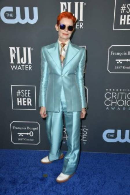 La diseñadora de vestuario Sandy Powell se robó la atención con una vibras a lo David Bowie, demasiado MTV para unos premios de cine...