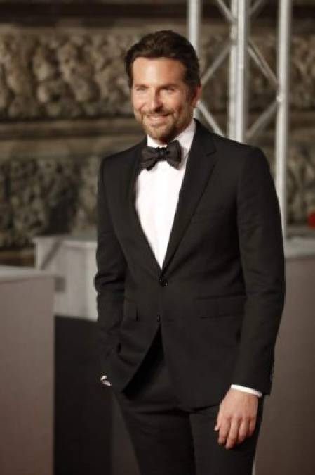 El actor Bradley Cooper llegó con su pareja Irina Shayk, pero decidió posar por separado en la alfombra roja.