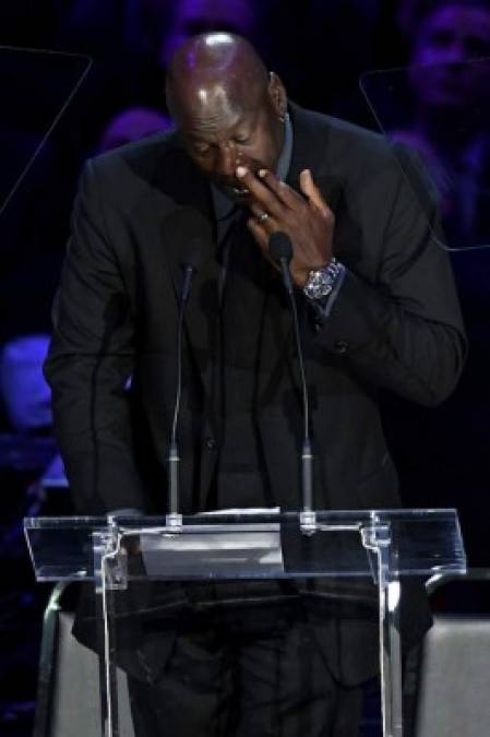 Michael Jordan, leyenda del básquetbol, rompió en llanto durante su discurso a 'Black Mamba'.