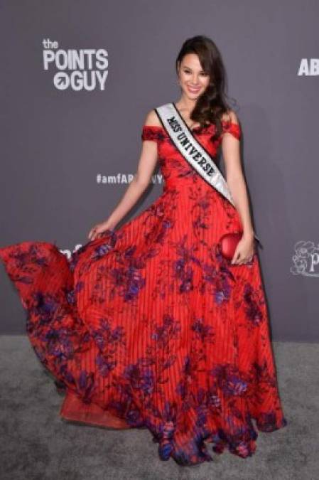 Miss Universo Catriona Gray optó por un vestido bastante llamativo para el evento.