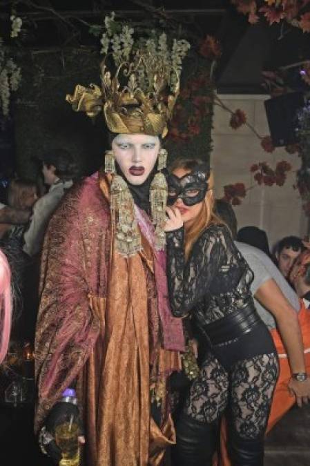 Lindsay Lohan lució antifaz, abrigo negro de cuero, sujetador y unas llamativas medias negras de encaje y transparentes.