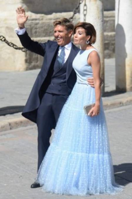 El torero español 'El Cordobes también fue invitado a la boda, en la imagen posando junto a su esposa Virginia Troconis.