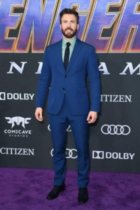 El guapo Chris Evans siempre de azul, será en honor a su personaje, el Capitán América.