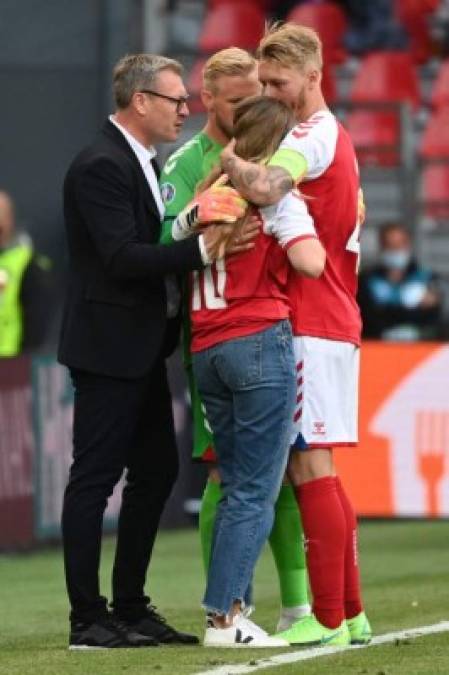 La hermana del futbolista Christian Eriksen ingresó al campo y tuvo que ser consolada por el capitán de Dinamarca.