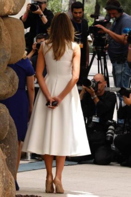 El vestido blanco sin mangas que Melania eligió para su visita a Belén fue diseñado por la modista serbia Roksanda Ilinčić. El diseño está valorado en 2,600 dólares.<br/>