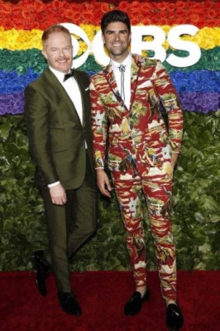 La estrella de la 'Modern Family' Jesse Tyler Ferguson llevaba un traje verde oliva. El histrión llegó junto a su esposo, Justin Mikita.<br/>El veterano de Broadway protagonizará un espectáculo junto al actor de 'Grey's Anatomy' Jesse Williams en 'Take Me Out' el próximo año.<br/><br/>