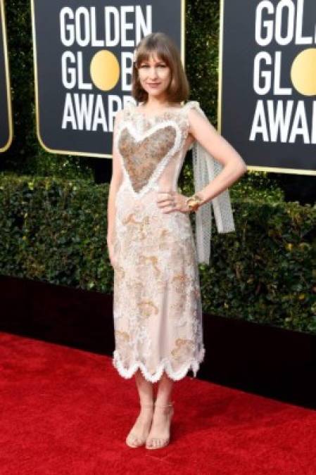 La actriz Joanna Newsom se ve mucho mayor por este vestido de encajes, y ese corazón!