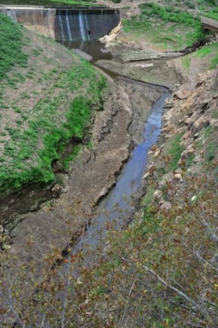 Seca y contaminada: así luce la represa Los Laureles de Tegucigalpa