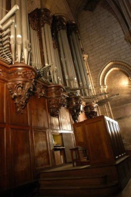 Construido a partir del siglo XV, el órgano se fue reforzando progresivamente, hasta alcanzar su tamaño actual el siglo XVIII. Sobrevivió a la Revolución Francesa sin daños 'gracias seguramente a la interpretación de músicas patrióticas', según el sitio de la catedral.