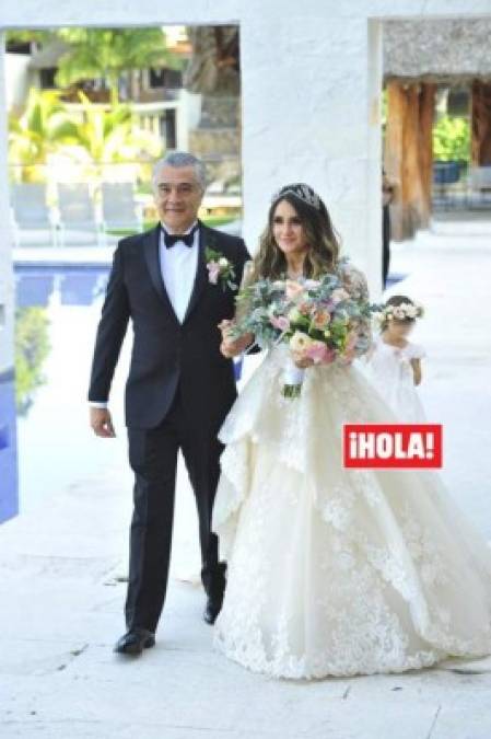 Según la revista Dulce María usó un <a href='https://www.laprensa.hn/espectaculos/1341273-410/mia-khalifa-vistazo-de-su-vestido-novia' style='color:red;text-decoration:underline' target='_blank'>vestido de novia</a>de la colección 2020 Privée de Pronovias.<br/>