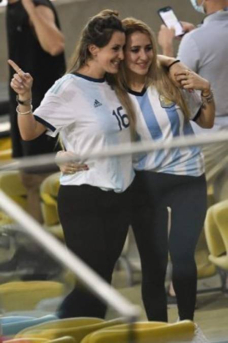 Dos bellas chicas con la camiseta de Argentina.