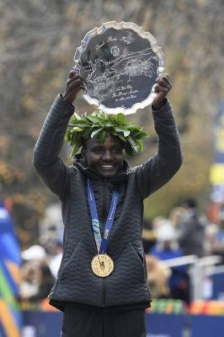 Con respecto a la categoría general femenina, Joyciline Jepkosgei fue la primera en cruzar la meta completando la competencia en 2 horas, 22 minutos y 38 segundos.