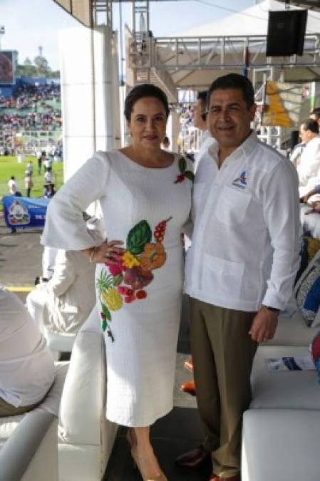 En el 2017 el atuendo fue un vestido más sencillo con flores, frutas y granos de café (uno de los principales productos que se cultivan en Honduras), los cuales también fueron bordados a mano.<br/>