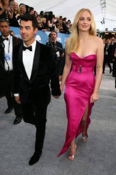 La actriz Sophie Turner y el cantante Joe Jonas no desaceleraron el paso al llegar minutos antes de la gala.