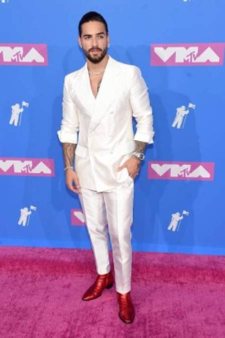 El cantante Maluma también optó por un traje blanco dándole color con unas botas rojas que le valieron la burla de algunos en las redes sociales. 'Dorothy ya no está en Kansas.'