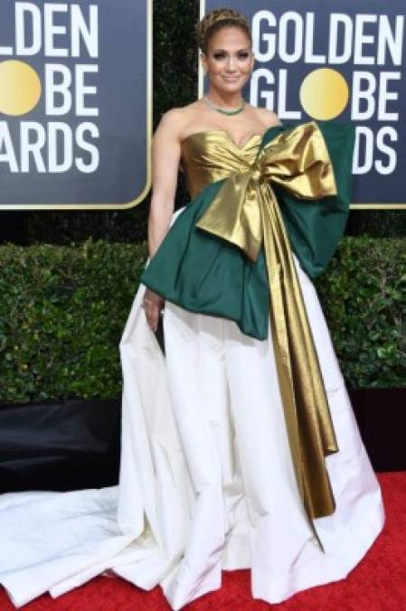 Jennifer López supo como llamar la atención en un Valentino exagerado. Mientras sus fans la alaban otros opinan que parece un regalo a medio envolver.