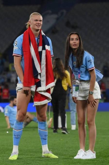 Así es Isabel Haugseng Johansen, su novia, quien estuv presente en el terreno de juego para festejar con el futbolista noruego.