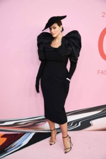 Ashley Graham modeló en un vestido con aires de los 40's diseñado por Christian Siriano.