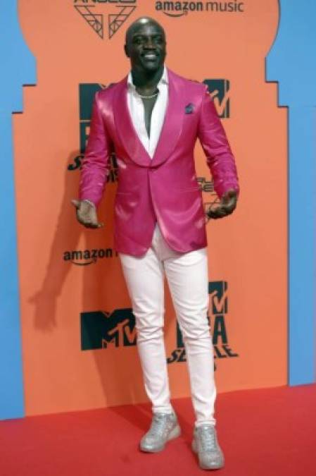 El estadounidense Akon dio un toque de color a su vestuario con un llamativo saco en color fucsia.