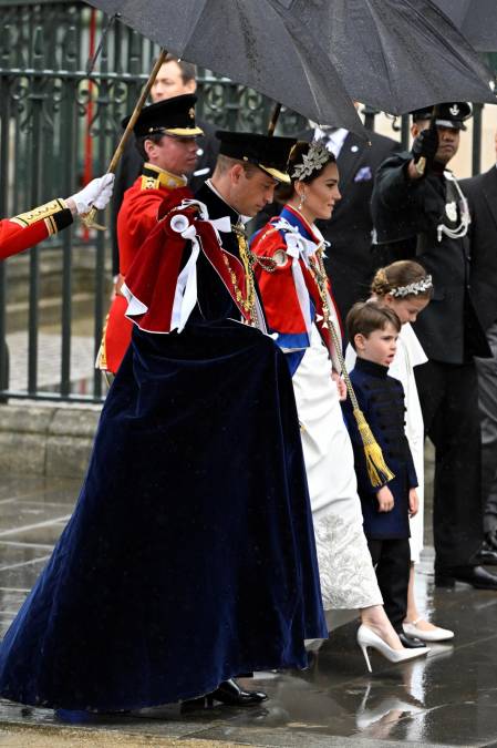 Kate, esposa del heredero al trono William, lució un llamativo atuendo con los colores de la bandera británica, ya que cubrió su vestido color marfil con el manto de la Real Orden Victoriana. 