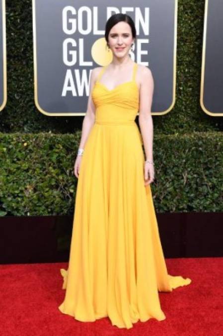 La actriz estadounidense Rachel Brosnahan con un estupendo vestido color amarillo.