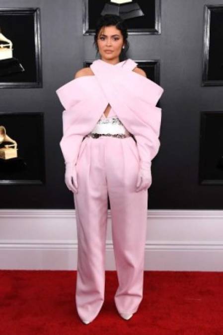 Kylie Jenner también acaparó la atención con un abultado jumpsuit color rosa de la colección Primavera-Verano 2019 de Balmain que combinó con un cinturón de color plata. La menor del clan Kardashian-Jenner ocultó sus famosas curvas bajo el extraño diseño.