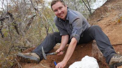 El líder del equipo investigador, el estadouidense Christopher Griffin, de la Universidad de Yale, excavando parte del esqueleto de dinosaurio.