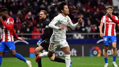 Takefusa Kubo corre a celebrar su gol que firmó la remontada del Mallorca frente al Atlético de Madrid.