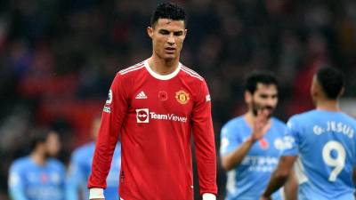 Cristiano Ronaldo, cabizbajo tras un gol del Manchester City en Old Trafford.