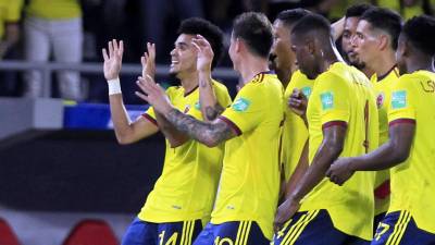 Luis Díaz celebra el gol con sus compañeros de la Selección de Colombia ante Bolivia.