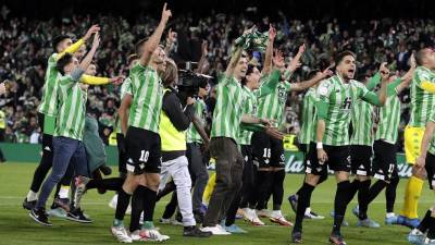 Los jugadores del Betis celebran el pase a la final de Copa del Rey tras eliminar al Rayo Vallecano.