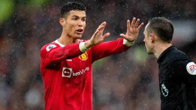 Cristiano Ronaldo le reclama al árbitro del partido. El portugués no pudo marcar contra el Southampton.