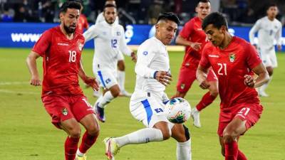 El salvadoreño Bryan Tamcas disputando el balón con el boliviano José Sagredo en el amistoso en Washington.