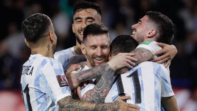 Los jugadores argentinos celebrando el gol de Lionel Messi contra Venezuela.
