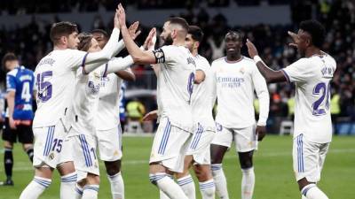 Los jugadores del Real Madrid celebrando el gol de Vinicius, que significó el segundo contra el Alavés.