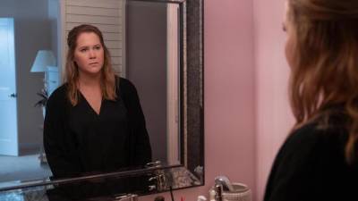 Amy Schumer como Beth, durante una escena de “Life &amp; Beth”.